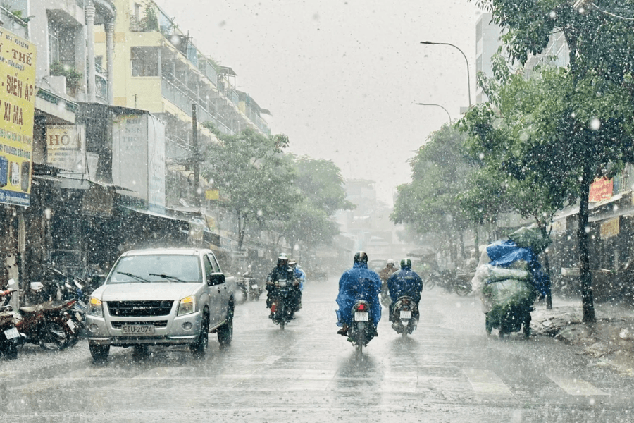 Chuẩn bị một chút từ trước sẽ giúp mùa mưa bớt phiền toái hơn, cả cho sức khỏe lẫn những món đồ bạn mang theo