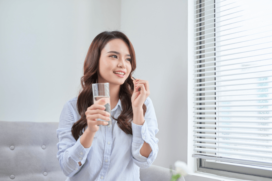 Thời điểm uống viên bổ sung sắt, vitamin D và B12 còn phụ thuộc vào bữa ăn, thức uống và các thuốc dùng kèm.