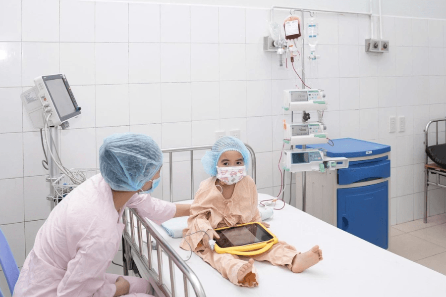 Bé gái 4 tuổi mắc suy tủy xương vô căn bắt đầu hồi phục sức khỏe sau ca ghép tế bào gốc từ em trai 18 tháng tuổi - người hiến tủy nhỏ tuổi nhất tại Việt Nam