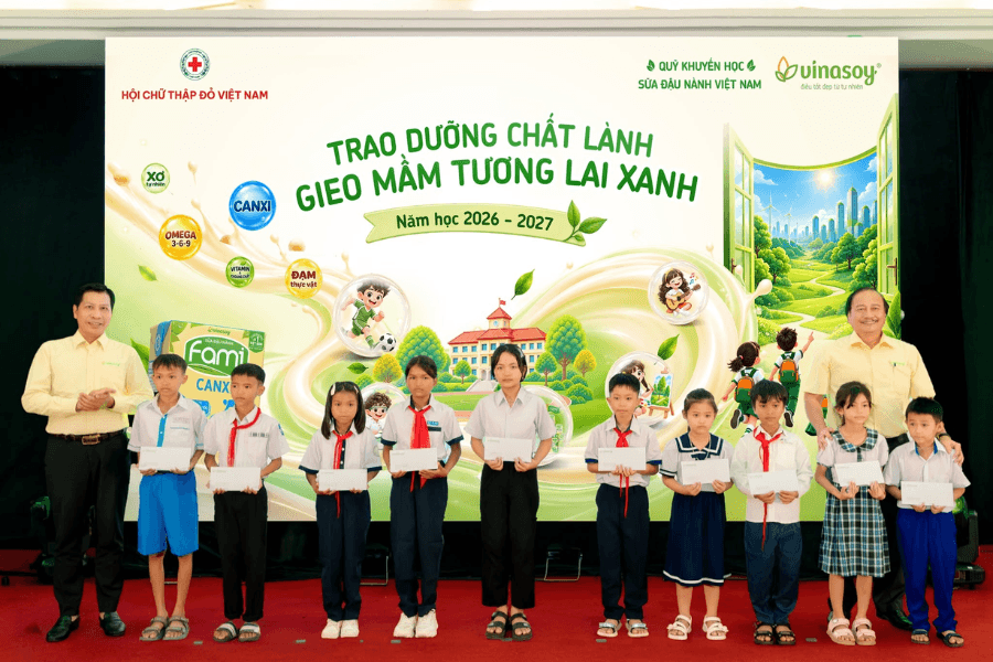 Tại lễ khởi động, Vinasoy cũng trao học bổng cho 10 học sinh có hoàn cảnh khó khăn, đạt thành tích tốt trong học tập tại tỉnh Quảng Ngãi