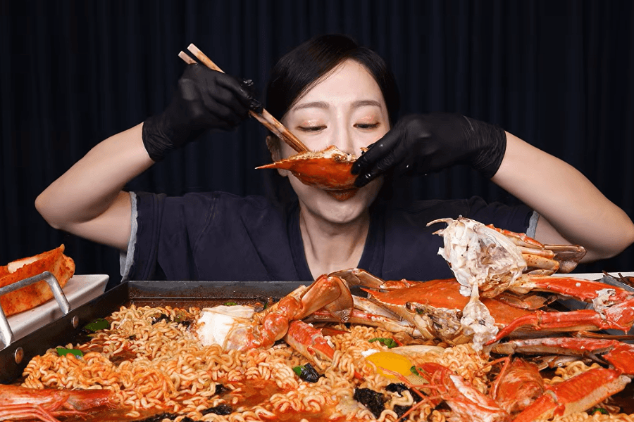 Những tác động của mukbang không chỉ dừng lại ở trước ống kính mà còn có thể ảnh hưởng đến người theo dõi nội dung này