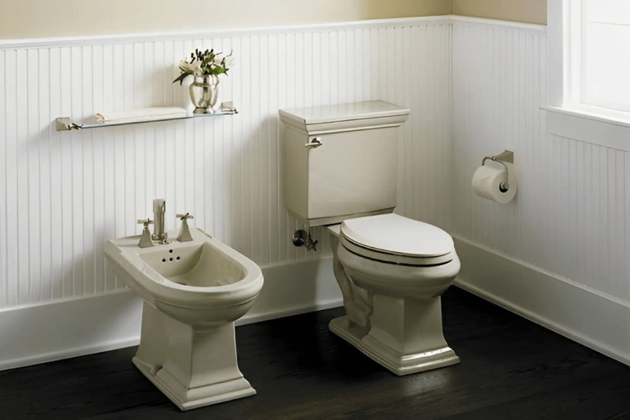 bidet kiểu châu Âu, tức chậu rửa vệ sinh độc lập thường được lắp đặt cạnh bồn cầu