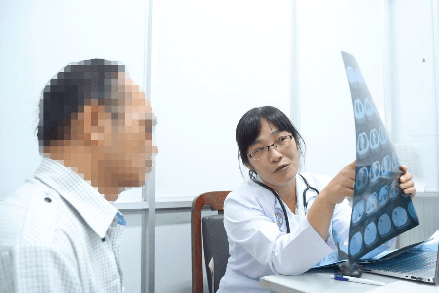 Kết quả theo dõi sau điều trị cho thấy tổn thương phổi giảm đáng kể, các triệu chứng hô hấp gần như biến mất