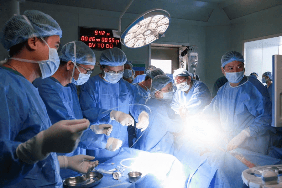 Trước những diễn biến ngoài dự kiến, các bác sĩ liên tục hội chẩn và cân nhắc kỹ lưỡng trước khi quyết định bước can thiệp tiếp theo