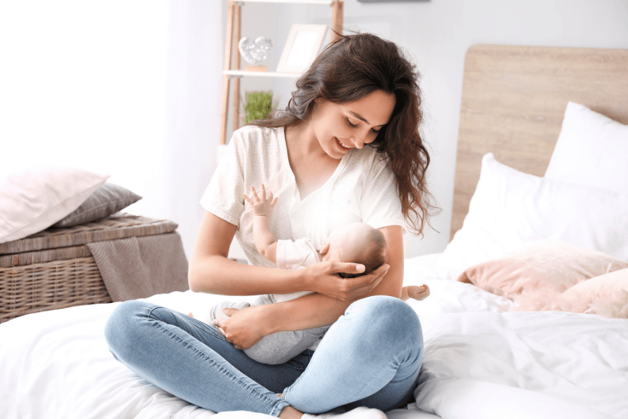 Nhiều mẹ bầu ngừng cho con bú vì sợ lây cúm cho con.