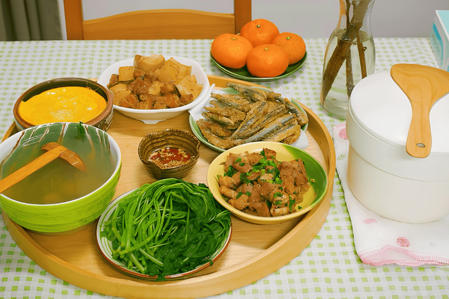 Rau luộc, canh rau, đậu phụ, cá kho hay các món từ đậu đều có thể xuất hiện trong một bữa ăn theo chế độ ăn Địa Trung Hải