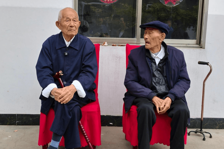 Bí quyết sống thọ của hai anh em hơn 100 tuổi không nằm ở chế độ kiêng khem khắt khe