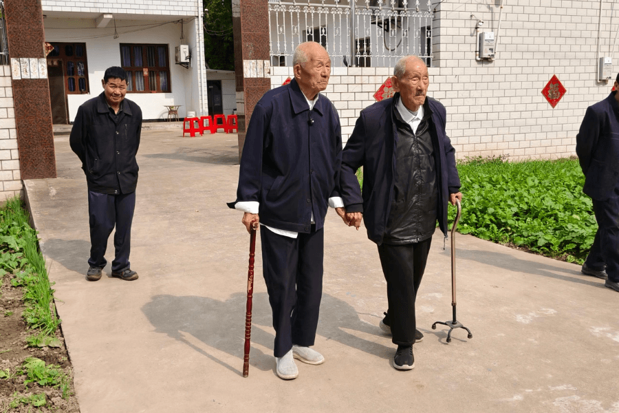 Hai cụ cùng nhau đi dạo quanh làng khi tiết trời đẹp