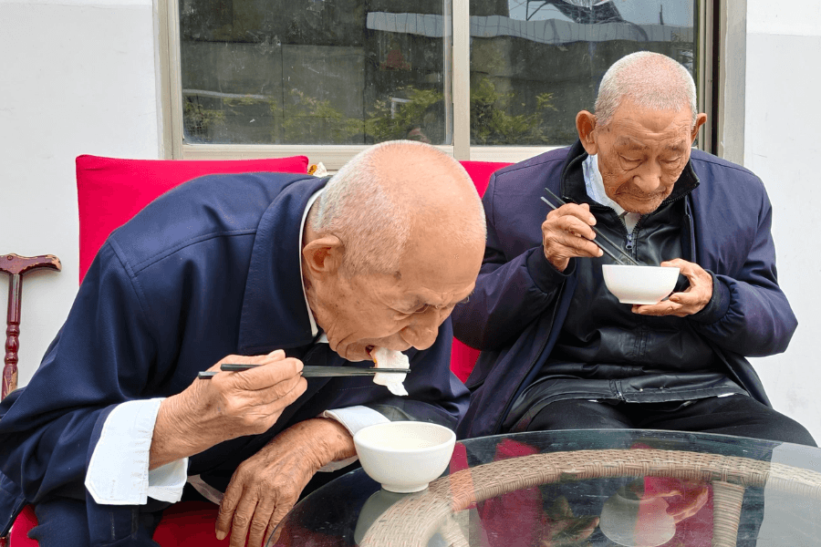 Ở tuổi ngoài 100, hai cụ vẫn ăn uống tốt và ngon miệng