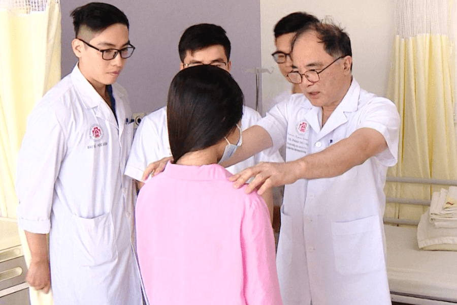 Các bác sĩ thăm khám cho bệnh nhi trước khi ra viện