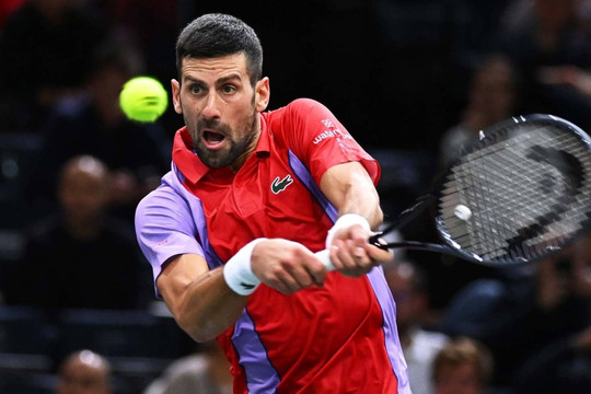 Tay vợt Djokovic suýt thua ở Paris Masters vì đau bụng