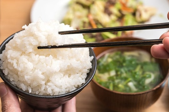 Ăn cơm nguội có tốt không?