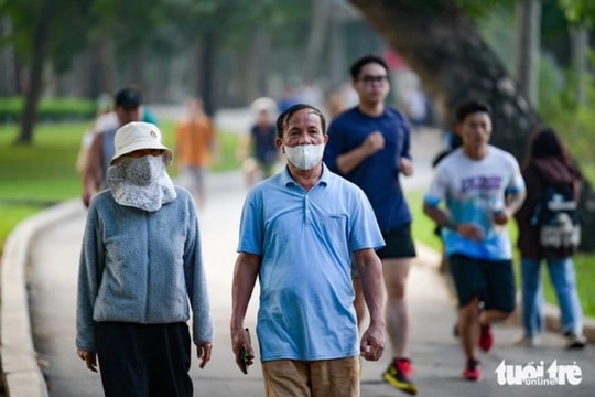 Vì sao nhiều người dễ bị sốt cao, chân tay lạnh, uể oải?