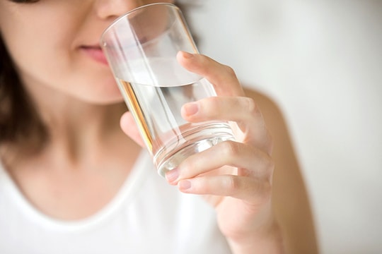 Nên uống nhiều nước hay ít nước thì tốt?