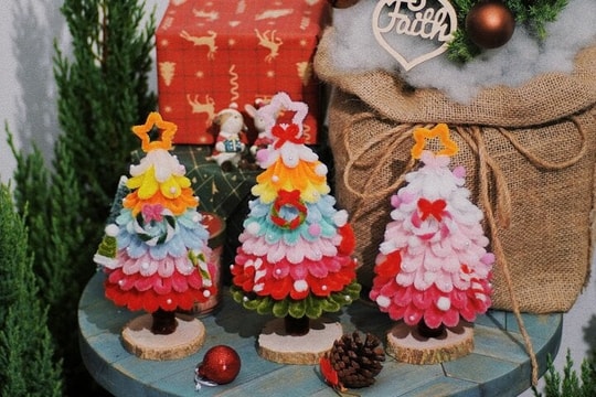 Gíang sinh 2023: giới trẻ mê làm cây thông Noel bằng kẽm nhung