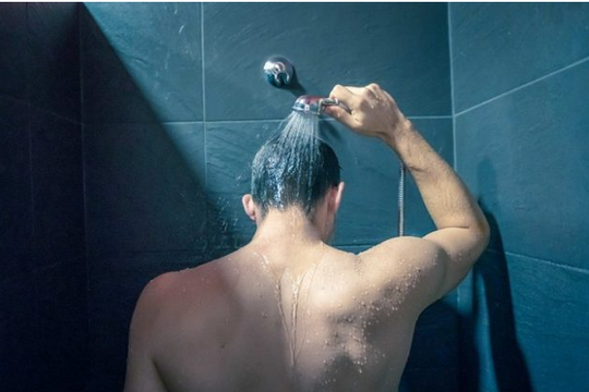 Nam bệnh nhân 27 tuổi bị đột quỵ não sau khi tắm 10 phút