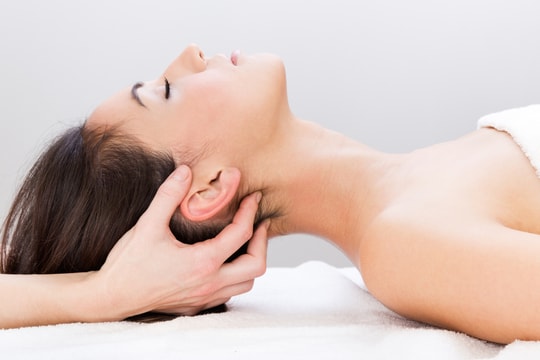 4 lợi ích cho bạn khi massage tai