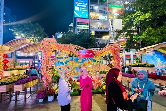 Malaysia giới thiệu văn hoá di sản truyền thống đặc sắc tại Đường hoa Tết Giáp Thìn 2024