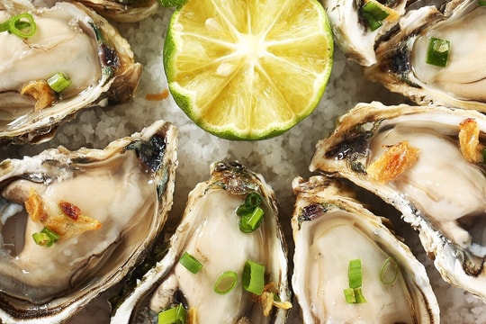 Hàu, socola, dâu tây nằm trong 9 thực phẩm 'thần dược' cho sinh lý nam, nữ