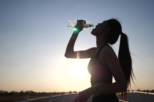 Ba nguyên tắc uống nước trong tiết trời nóng bức