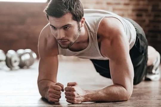 Tăng cường sinh lý nam nhờ tập luyện cardio, gập bụng, yoga, tạ, kegel, aerobic và plank