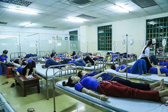 Liên tiếp các vụ ngộ độc thực phẩm quy mô lớn: Cách nào nhận biết sớm dấu hiệu?