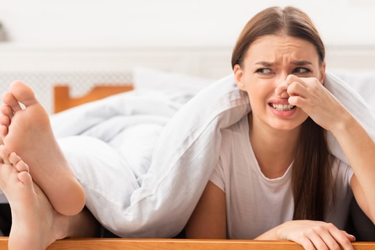 Tại sao chân của bạn lại bốc mùi?