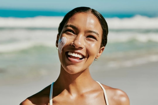 Thoa kem chống nắng đúng cách để bảo vệ làn da khi du lịch