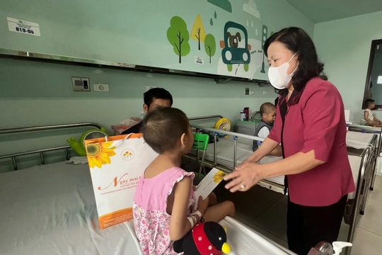 Mang yêu thương trao tặng 110 bệnh nhân ung thư nhân dịp Quốc tế thiếu nhi
