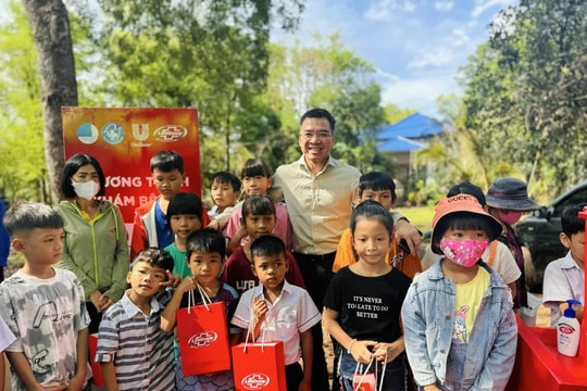 Hội Thầy thuốc trẻ Việt Nam khám bệnh miễn phí, tặng quà 500 người dân và trẻ em