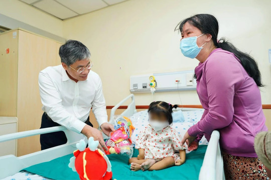 Cô hiến gan cứu cháu 22 tháng bị xơ gan nặng