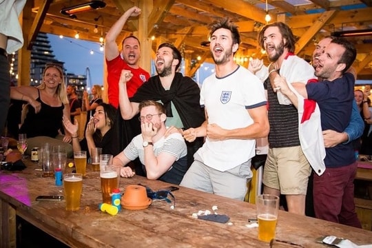 Sức khoẻ mùa Euro - Kỳ 2: Ăn uống gì cho ‘healthy’ ở mùa bóng đá? 