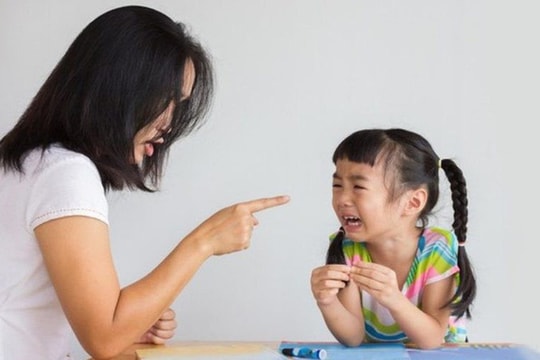 Hệ lụy khi cố ép trẻ ăn để tăng cân dịp hè