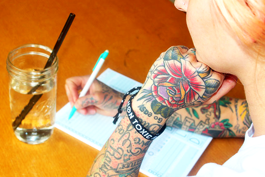 Mực xăm và trang điểm vĩnh viễn có thể bị nhiễm vi khuẩn, kim loại nặng và các chất gây ung thư