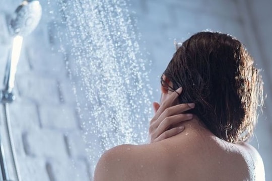 Lợi ích và rủi ro của việc tắm nước lạnh