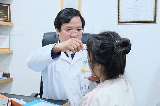 Tự nặn mụn, cô gái suýt hoại tử mặt