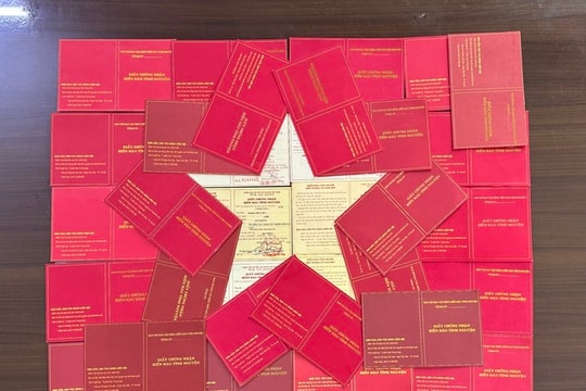 Thiếu tá Công an 'vẽ' cờ Tổ quốc bằng hàng chục giấy chứng nhận hiến máu cứu người