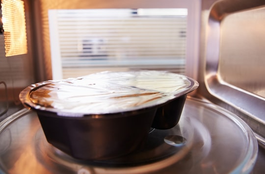 Màng bọc thực phẩm có an toàn trong lò vi sóng?