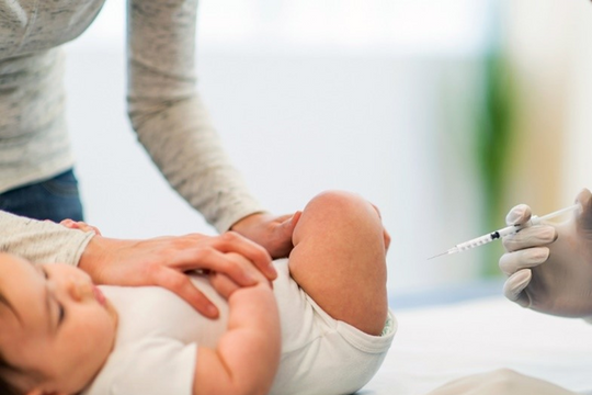 Tiêm vaccine 6 trong 1, hành trang sức khỏe bảo vệ con những tháng đầu đời