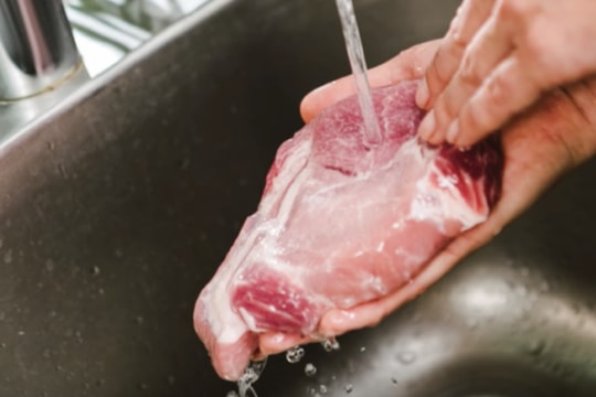 Chần thịt qua nước sôi trước khi chế biến: Sai lầm cần tránh