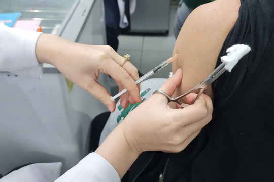 Phụ huynh TPHCM phấn khởi đưa trẻ đi tiêm vaccine sởi trong ngày đầu tiên của chiến dịch