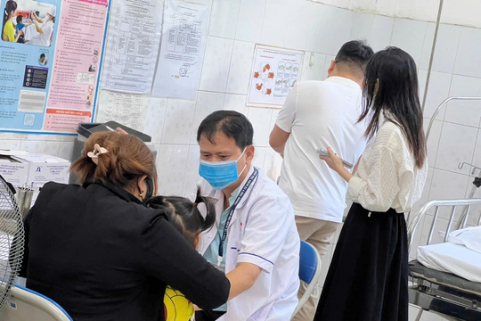 Hơn 300 bàn tiêm phục vụ trẻ tiêm chủng vắc xin sởi trong ngày 2-9