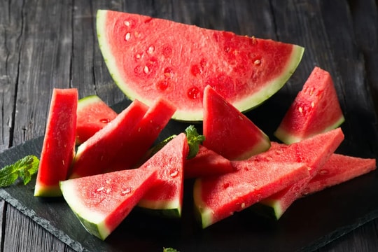 Ăn hạt dưa hấu mọc cây trong bụng, có thật hay là dọa?