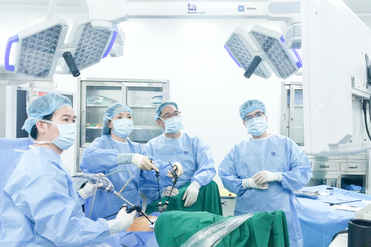 Câu chuyện về người phụ nữ 30 năm sa bàng quang