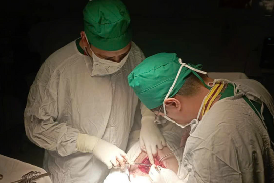 Bác sĩ TTYT huyện phẫu thuật cứu thai nhi giữa tâm bão mất điện