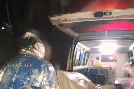 Bác sĩ cấp cứu gian nan tìm đường trong bão Yagi