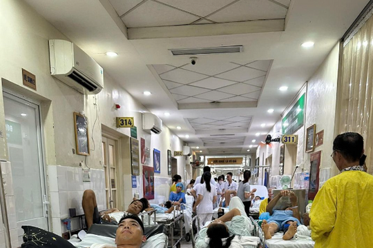 Bệnh viện Việt Đức quá tải do mưa lũ sau bão Yagi