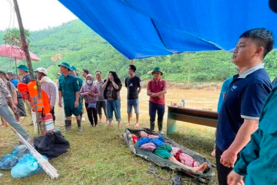 Khiêng người bị thương đi bộ 7km để cấp cứu trong vụ sạt lở ở Bắc Hà