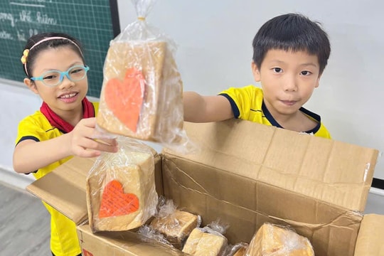 Cảm động lời nhắn và hành động của học sinh gửi tới đồng bào vùng lũ