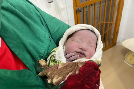 Sản phụ tại Lào Cai vượt 40 km đường rừng trong 14 giờ để sinh con